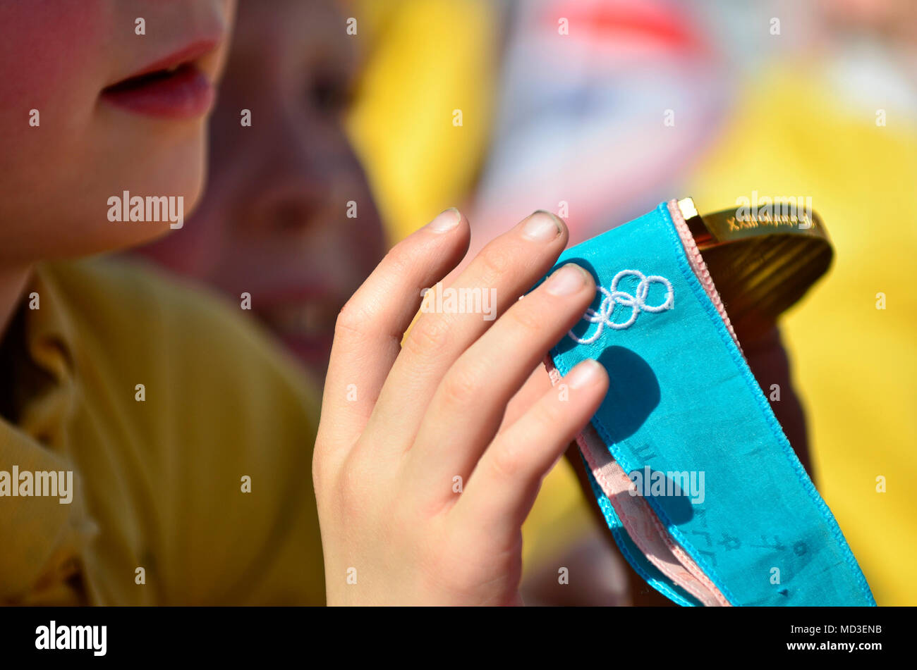 Swanley, Kent. 18 avril 2018, Swanley, Kent. Le double champion olympique d'hiver Lizzy Yarnold tours le territoire autour de Sevenoaks, dans le Kent, où elle a grandi, dans un cadre ouvert--top bus à deux étages, pour fêter ses 2014 et 2018 l'or dans le squelette. Lizzy que tous les écoliers présents tenir il dernière médaille d PjrFoto : Crédit/Alamy Live News Banque D'Images