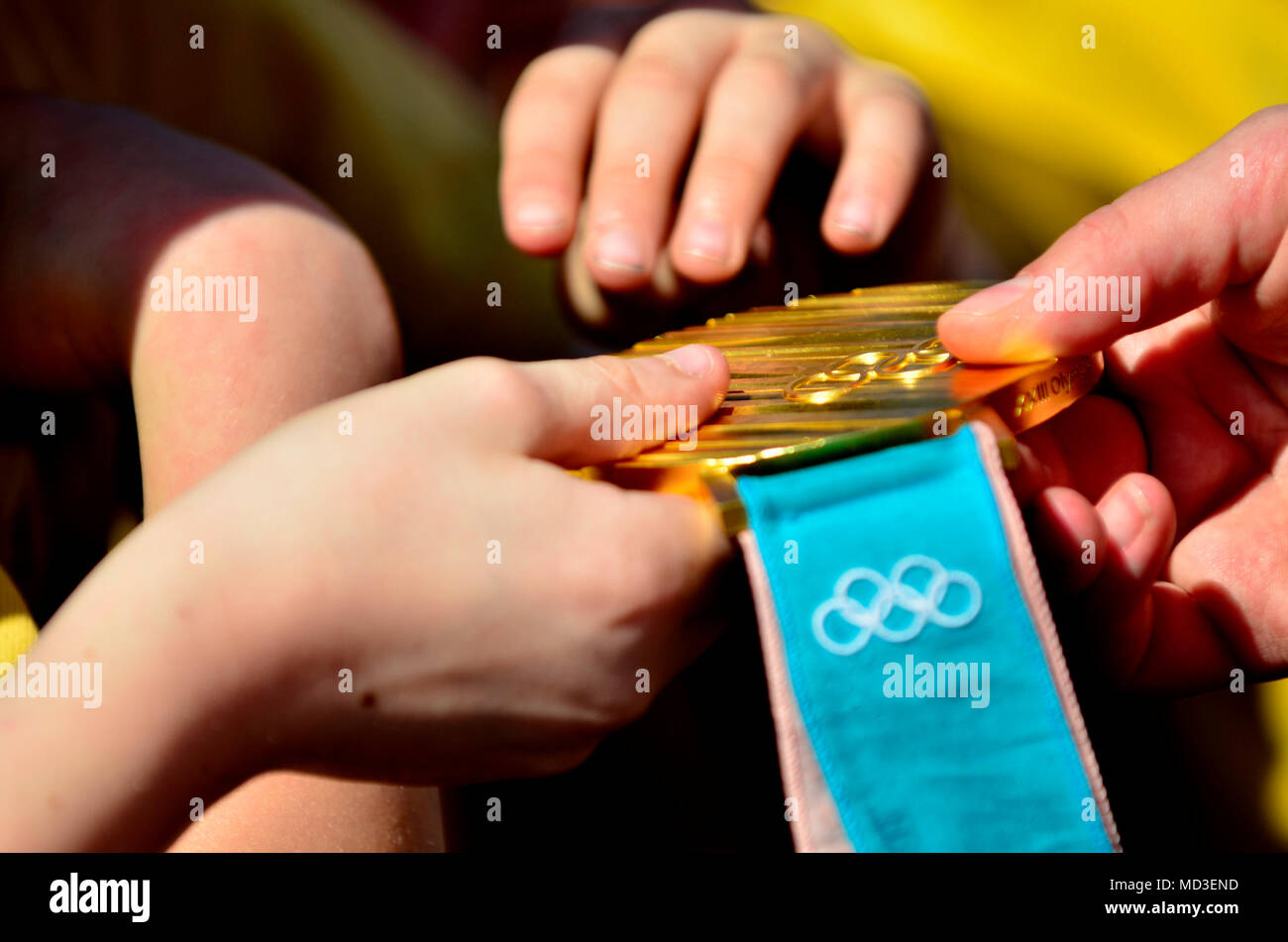 Swanley, Kent. 18 avril 2018, Swanley, Kent. Le double champion olympique d'hiver Lizzy Yarnold tours le territoire autour de Sevenoaks, dans le Kent, où elle a grandi, dans un cadre ouvert--top bus à deux étages, pour fêter ses 2014 et 2018 l'or dans le squelette. Lizzy que tous les écoliers présents tenir il dernière médaille d PjrFoto : Crédit/Alamy Live News Banque D'Images