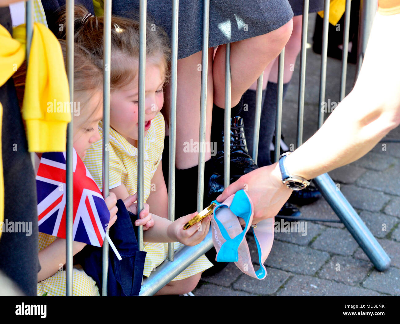 Swanley, Kent. 18 avril 2018, Swanley, Kent. Le double champion olympique d'hiver Lizzy Yarnold tours le territoire autour de Sevenoaks, dans le Kent, où elle a grandi, dans un cadre ouvert--top bus à deux étages, pour fêter ses 2014 et 2018 l'or dans le squelette. La visite comprenait des visites à plusieurs écoles locales et d'une demi-heure d'arrêt pour rencontrer le public dans le centre-ville de Swanley, se terminant par Kingsdown, où elle a grandi.L'excursion a été organisée par le conseil de district de Sevenoaks Crédit : PjrFoto/Alamy Live News Banque D'Images