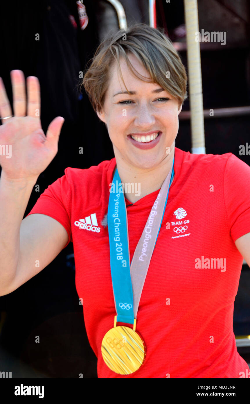 Lizzy Yarnold d'une visite guidée de la zone autour de Sevenoaks, dans le Kent, où elle a grandi, dans un cadre ouvert--top bus à impériale pour célébrer sa deuxième médaille d'or... Banque D'Images
