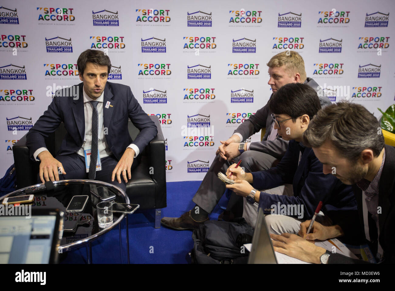 Le slalom canoeist aussi en ce moment le "Paris 2024" Le président Tony Estanguet vu donnant des détails d'organisation des médias de l'état de préparation des Jeux Olympiques de 2024 'Paris' au Sport Accord 2018 de Centara Grand & Bangkok Convention Centre. Banque D'Images