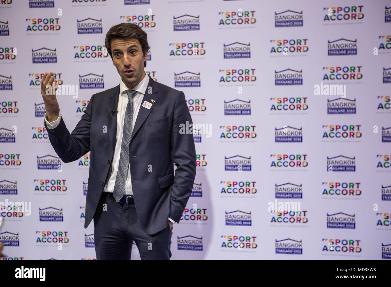 Le slalom canoeist aussi en ce moment le "Paris 2024" Le président Tony Estanguet vu donnant des détails d'organisation des médias de l'état de préparation des Jeux Olympiques de 2024 'Paris' au Sport Accord 2018 de Centara Grand & Bangkok Convention Centre. Banque D'Images