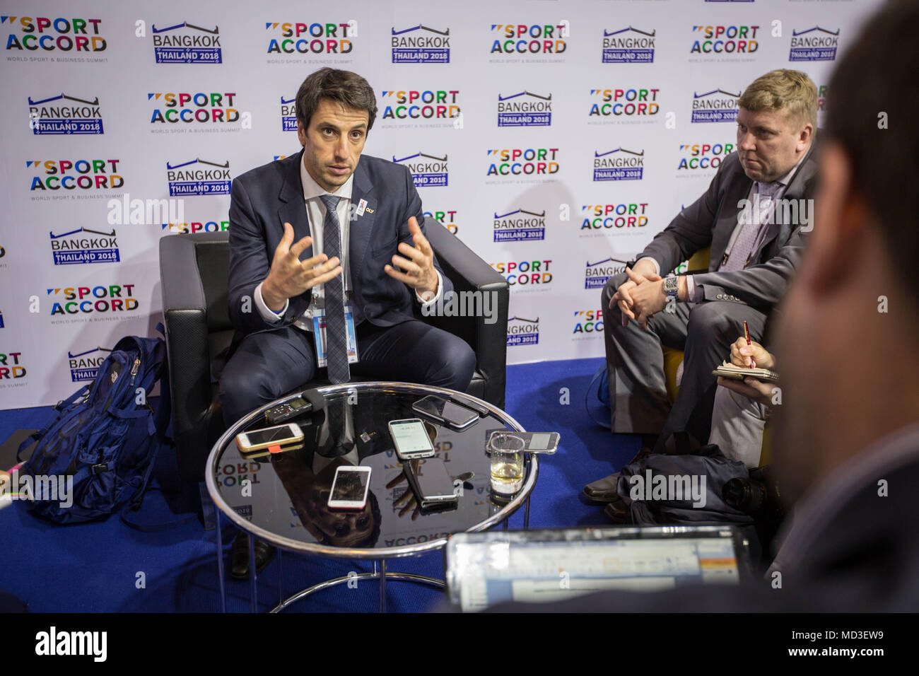 Le slalom canoeist aussi en ce moment le "Paris 2024" Le président Tony Estanguet vu donnant des détails d'organisation des médias de l'état de préparation des Jeux Olympiques de 2024 'Paris' au Sport Accord 2018 de Centara Grand & Bangkok Convention Centre. Banque D'Images