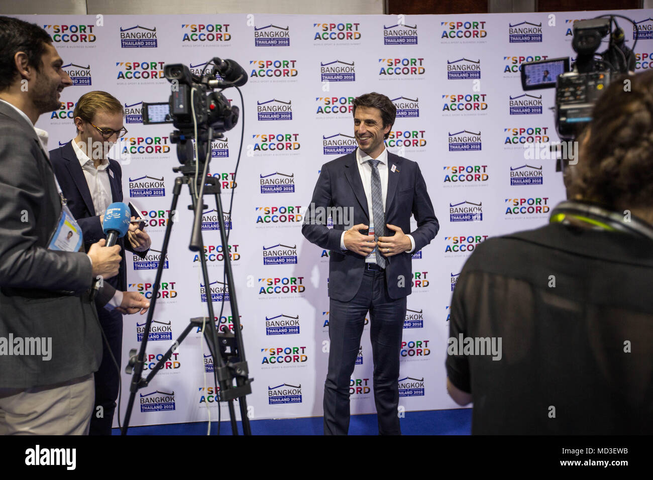 Le slalom canoeist aussi en ce moment le "Paris 2024" Le président Tony Estanguet vu donnant des détails d'organisation des médias de l'état de préparation des Jeux Olympiques de 2024 'Paris' au Sport Accord 2018 de Centara Grand & Bangkok Convention Centre. Banque D'Images
