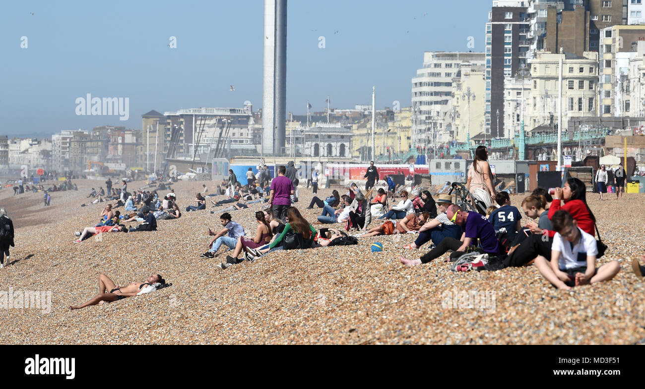 Brighton UK 18 avril 2018 - Les visiteurs profiter du beau temps sur le front de mer de Brighton aujourd'hui . La prévision est pour plus de temps chaud et ensoleillé au cours des prochains jours avec des températures atteignant 25 degrés dans certaines régions du sud-est Crédit : Simon Dack/Alamy Live News Banque D'Images