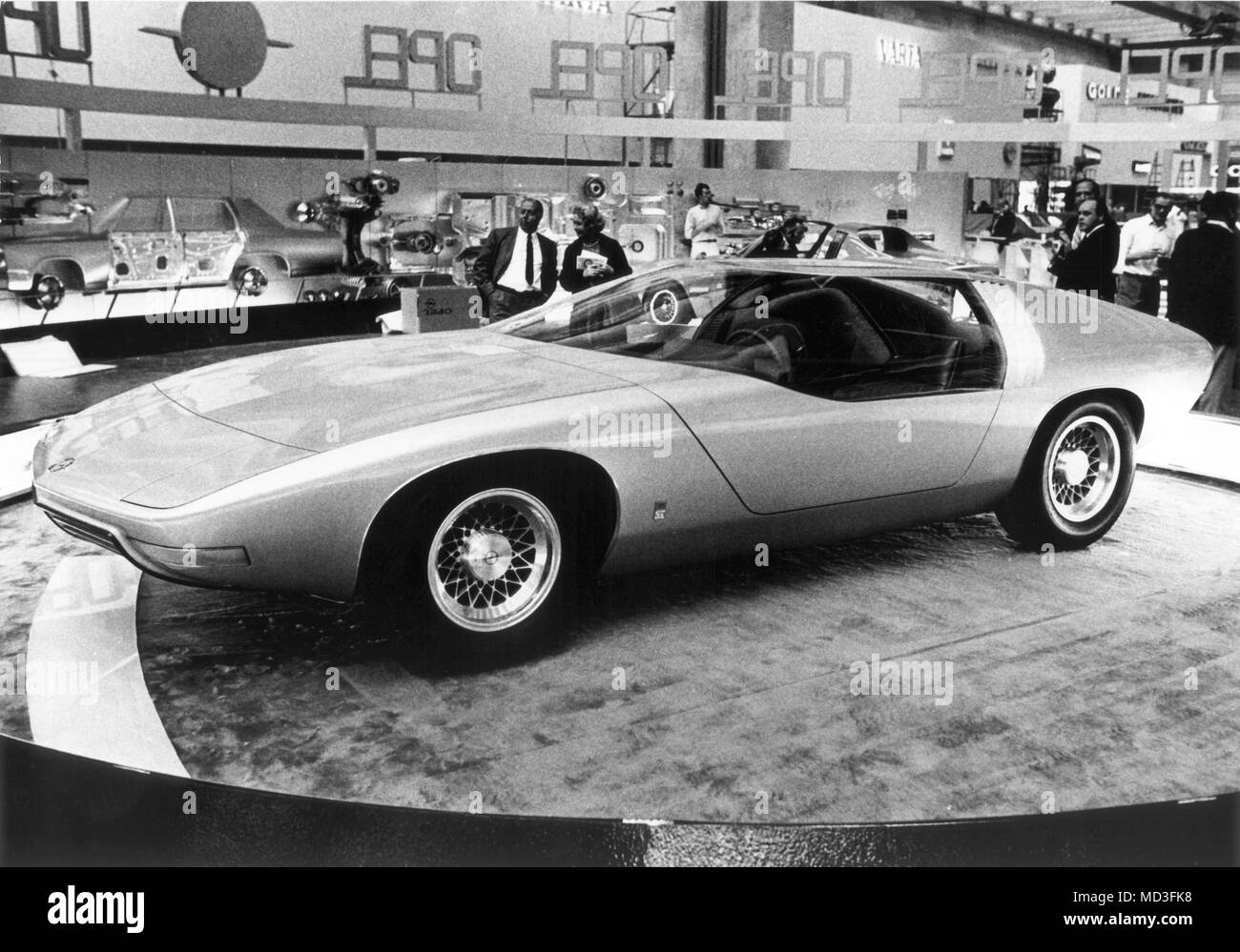Une Opel Diplomat CD à l'International Motor Show de Francfort am Main, enregistré sur 16.09.1969. Le design futuriste de la voiture a été conçu par Charles M. Jordan. Photo : Roland Witschel (c) afp - Rapport d'utilisation dans le monde entier | Banque D'Images