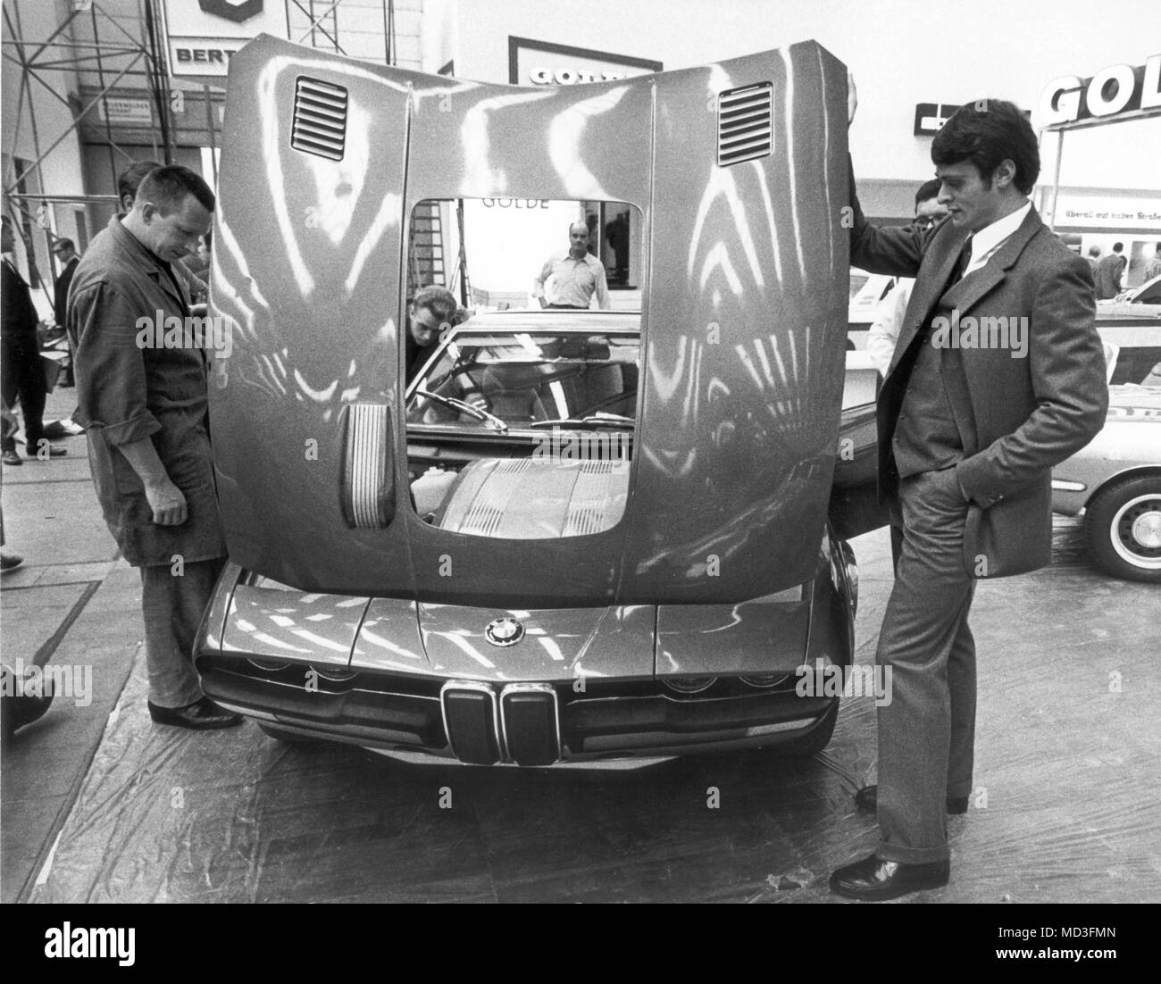 Visiteurs regardez le prototype 2800 BWM sur 16.09.1969 à l'International Motor Show de Francfort am Main. Photo : Roland Witschel (c) afp - Rapport d'utilisation dans le monde entier | Banque D'Images