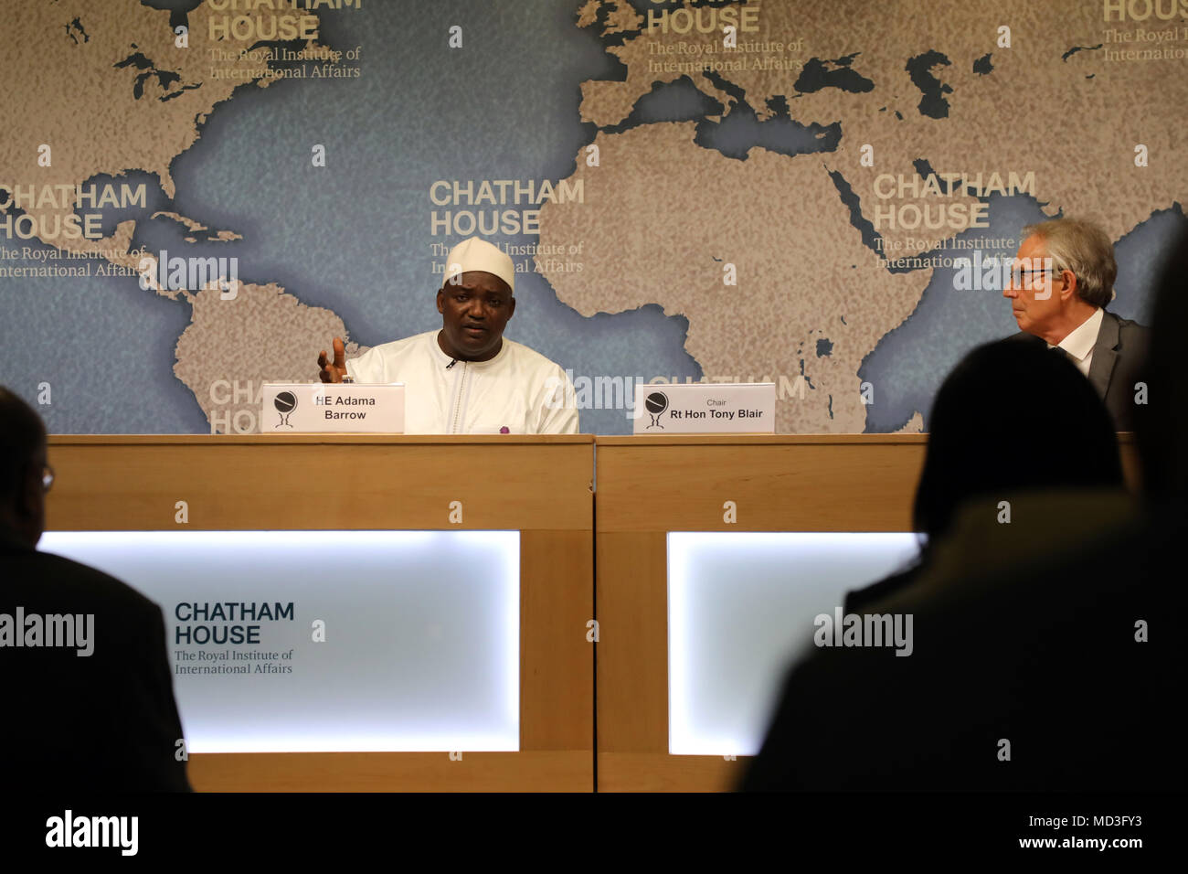 Londres, Royaume-Uni. 18 avril 2018. Le président de la Gambie Barrow Adama parle tandis que l'ancien premier ministre britannique Tony Blair (à droite), lors d'un événement pour discuter de l'évolution politique et économique en Gambie, au groupe de réflexion Chatham House à Londres le 18 avril, 2018 Photo : Dominic Dudley/Alamy Live News Banque D'Images