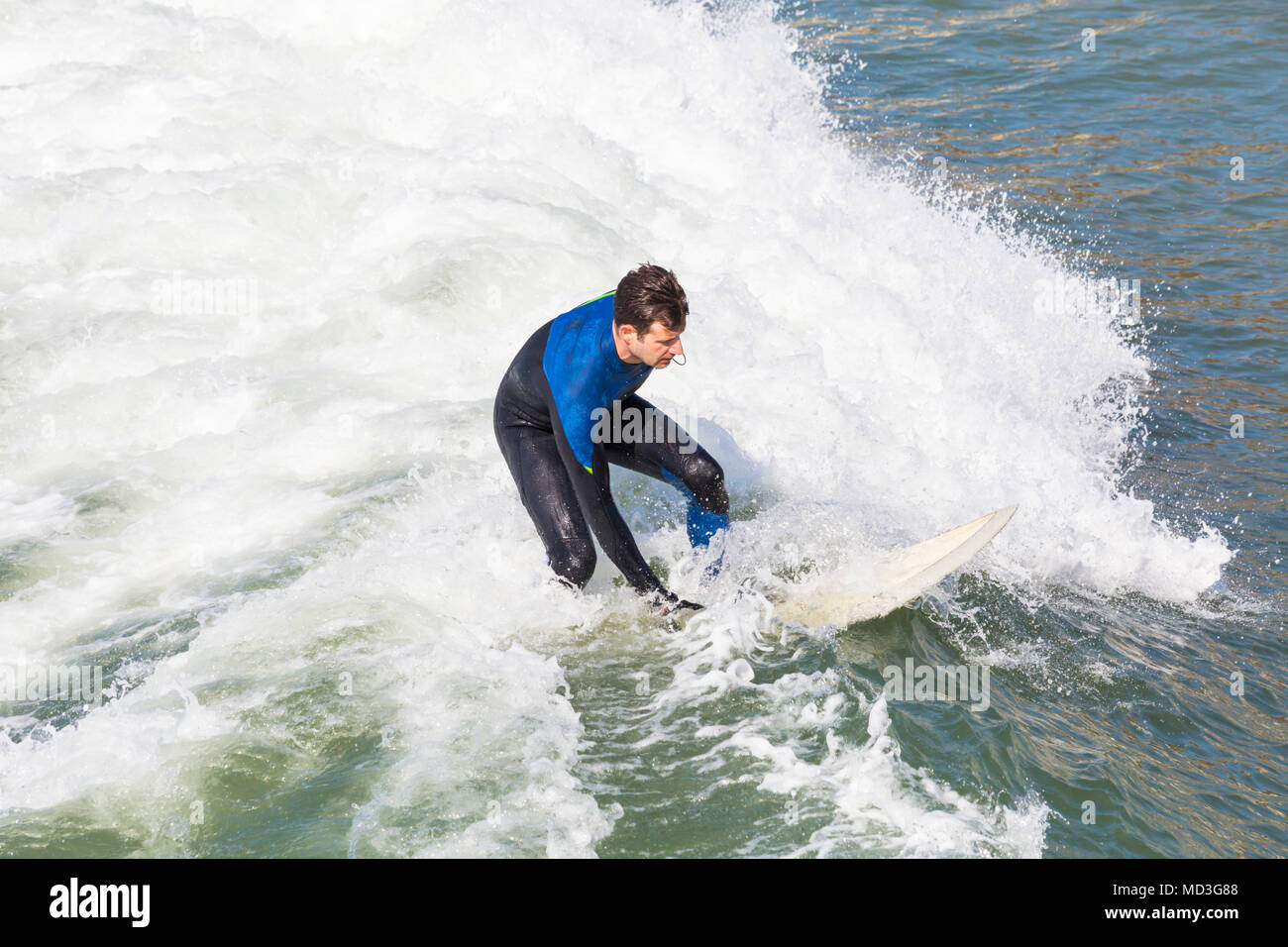 Bournemouth, Dorset, UK. 18 avril 2018. Météo France : grosses vagues fournissent des conditions de surf idéales à la plage de Bournemouth sur la journée la plus chaude de l'année jusqu'à présent. Surfer en action de surf sur une vague. Credit : Carolyn Jenkins/Alamy Live News Banque D'Images