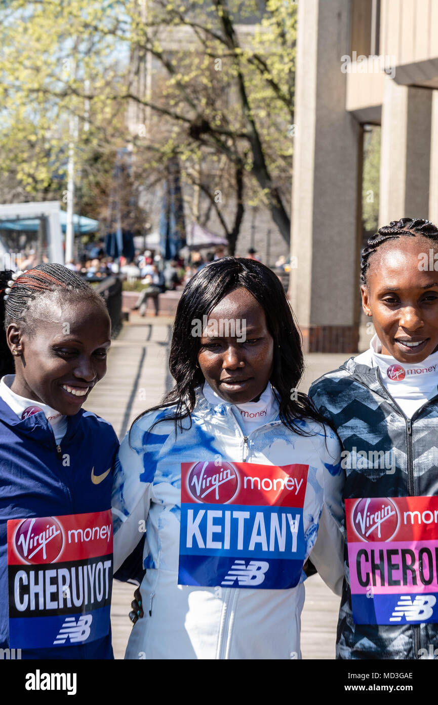 Londres 18 avril 2018, Marathon de Londres Les Femmes de l'Élite Vivian Cheruiyot, (à gauche) Mary Keitany, (centre) Glayds Cherono, Crédit : Ian Davidson/Alamy Live News Banque D'Images