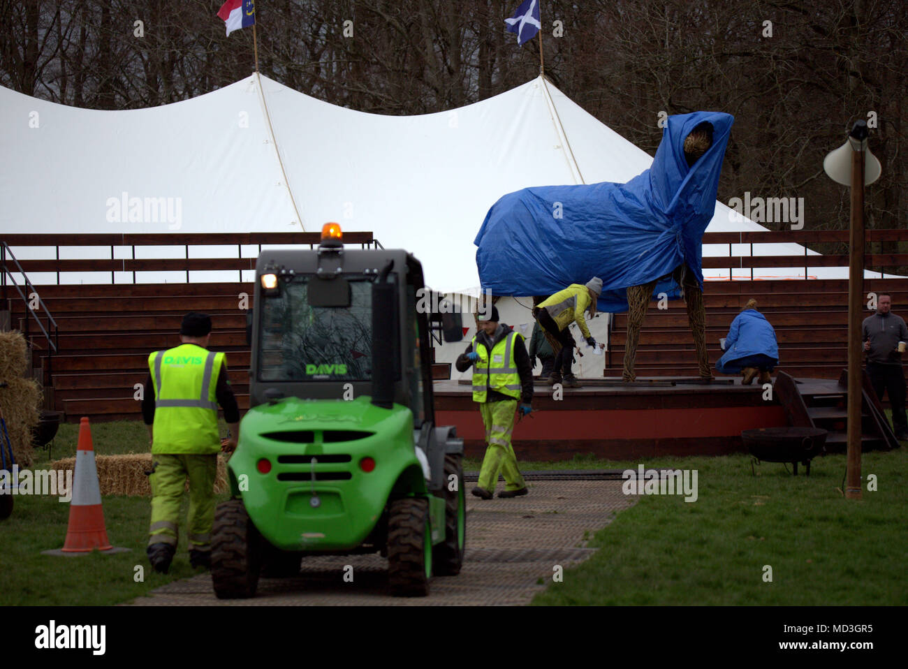 Glasgow, Scotland, UK 18 avril.touche finale à la définir comme le cerf tient son bois. Saison 4 série TV Outlander est retourné à Pollock Park dans le sud de la ville à des scènes de film pour le prochain épisode de la saga de la période de temps la romance . Gérard Ferry/Alamy news Banque D'Images