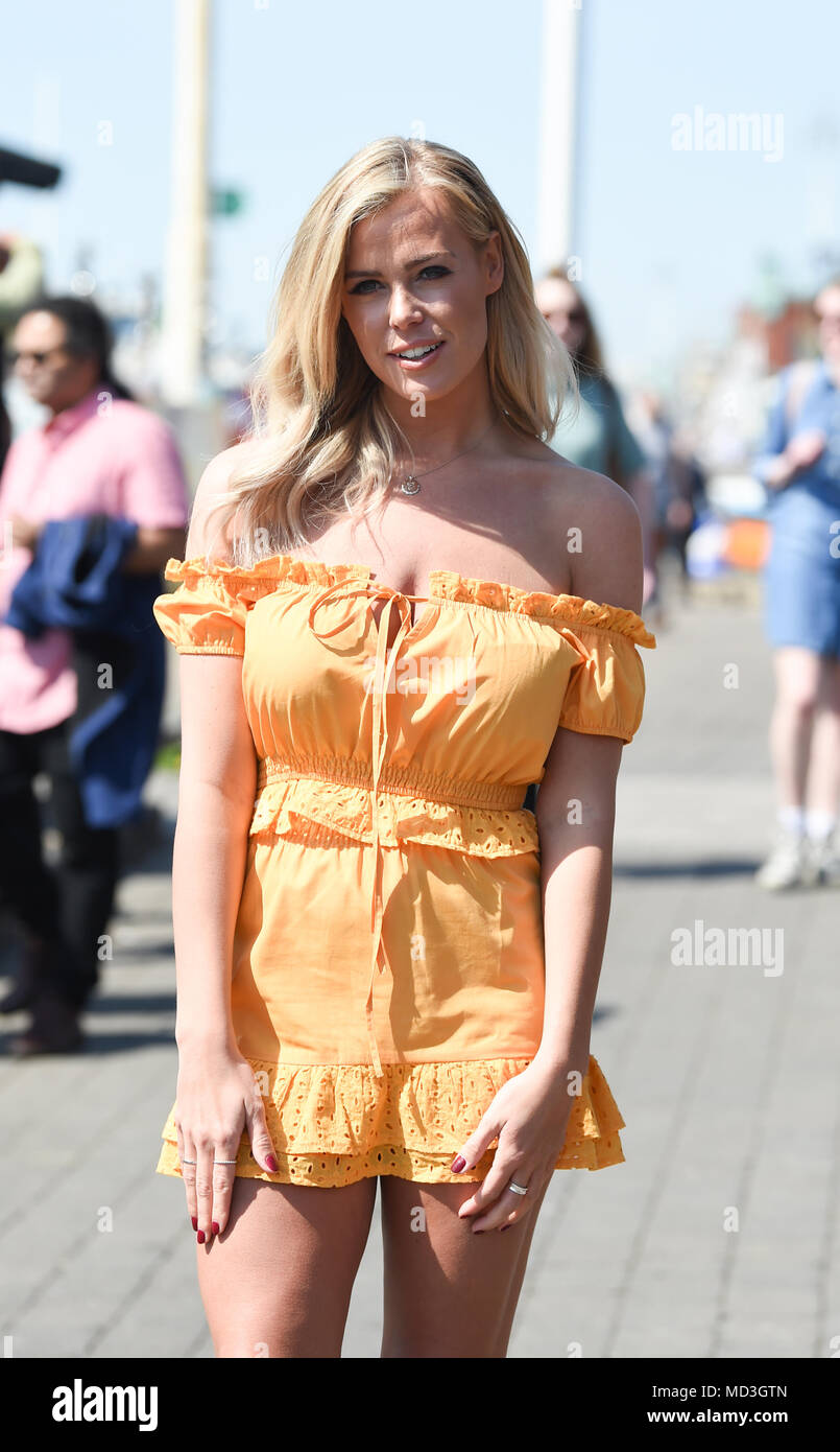 Brighton UK 18 avril 2018 - Chloe Meadows l'une des stars du show de télé-réalité est la seule façon d'Essex, une promenade sur le front de mer de Brighton comme ils le cinéma à l'Shooshh Bar dans lumière du soleil chaude aujourd'hui Banque D'Images