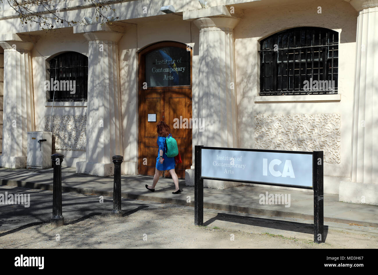 Londres, Royaume-Uni. 18 avril 2018. Une femme marche devant l'entrée de l'Institute of Contemporary Art (ICA) sur le Mall au centre de Londres le 18 avril 2018 Credit : Dominic Dudley/Alamy Live News Banque D'Images