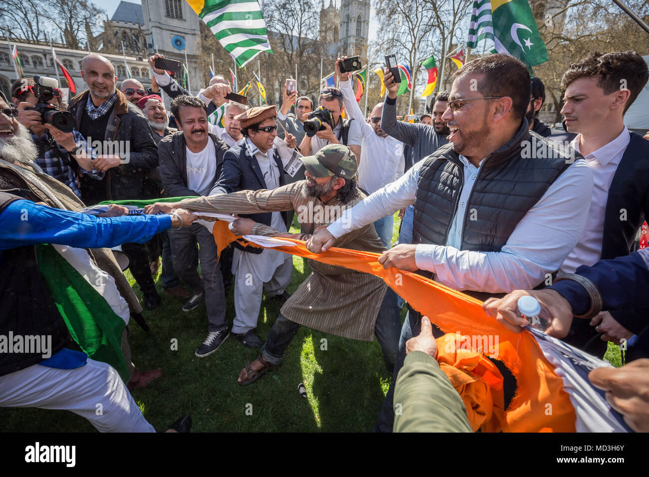 Londres, Royaume-Uni. 18 avril, 2018. Anti-Modi manifestants Kashmiri arracher le drapeau indien avec d'autres drapeaux au Parlement du Commonwealth au cours de la Place a organisé des manifestations de masse contre Narendra Modi, le président de l'Inde visite le Royaume-Uni et rencontre avec PM Theresa peut, à Downing Street. © Guy Josse/Alamy Live News Banque D'Images