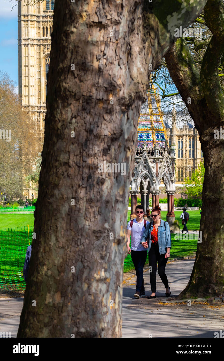 Londres, Royaume-Uni. Un jeune couple faire une promenade dans le parc au soleil dans le jardin de la Tour Victoria. 18 avril 2018. Météo France : journée la plus chaude à Londres cette année, le mercredi 18 avril 2018 Credit : Tim Ring/Alamy Live News Banque D'Images