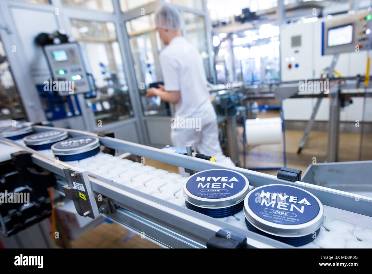18 avril 2018, l'Allemagne, Hambourg : Un employé vérifie une Nivea-Creme  de nivea 'hommes' à l'usine de production de la société de soins personnels  allemand Beiersdorf. Photo : Christian Charisius/dpa Photo Stock -