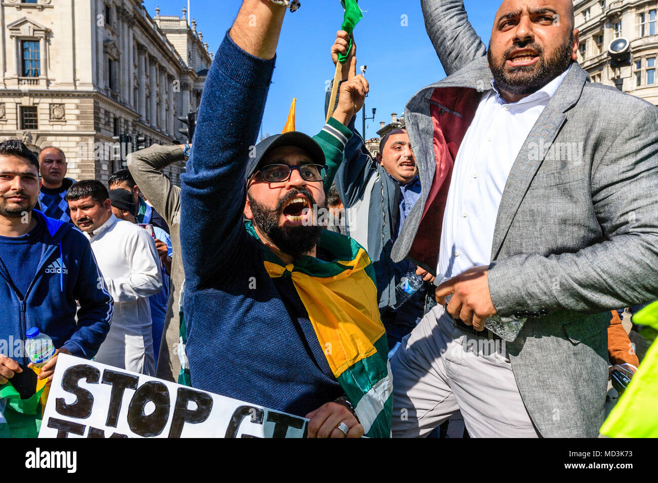 Londres, Royaume-Uni. 18 avril 2018. Les manifestants pakistanais pro face à un groupe de personnes Baloutches qui manifestent contre les violations des droits de l'homme, la place du Parlement, Londres, Royaume-Uni. Credit : Grant Rooney/Alamy Live News Banque D'Images