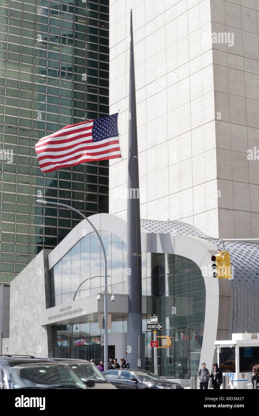 Mission des États-Unis à l'ONU, New York, USA, 18 avril 2018 - Le président Donald Trump a ordonné la drapeaux américains à l'ONU à la Mission des États-Unis en personnel grâce à samedi soir à la mémoire de l'ex-première dame Barbara Bush. Photo : Luiz Rampelotto/EuropaNewswire dans le monde d'utilisation | Banque D'Images
