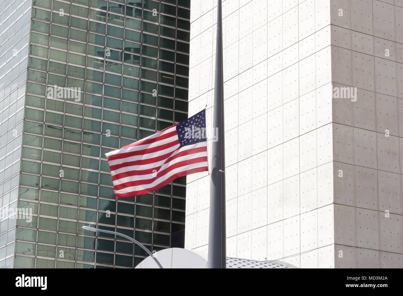 Mission des États-Unis à l'ONU, New York, USA, 18 avril 2018 - Le président Donald Trump a ordonné la drapeaux américains à l'ONU à la Mission des États-Unis en personnel grâce à samedi soir à la mémoire de l'ex-première dame Barbara Bush. Photo : Luiz Rampelotto/EuropaNewswire dans le monde d'utilisation | Banque D'Images