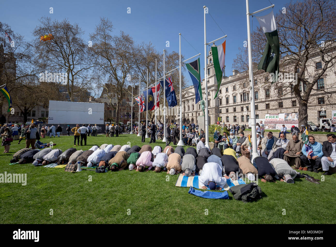 Londres, Royaume-Uni. 18 avril, 2018. Les musulmans du Cachemire prendre midi-prière à la place du Parlement au cours d'une pause de protester contre l'actuelle Narendra Modi, le Premier Ministre de l'Inde, qui est en visite à Londres dans le cadre de la réunion des chefs de gouvernement du Commonwealth sommet. Crédit : Guy Josse/Alamy Live News Banque D'Images