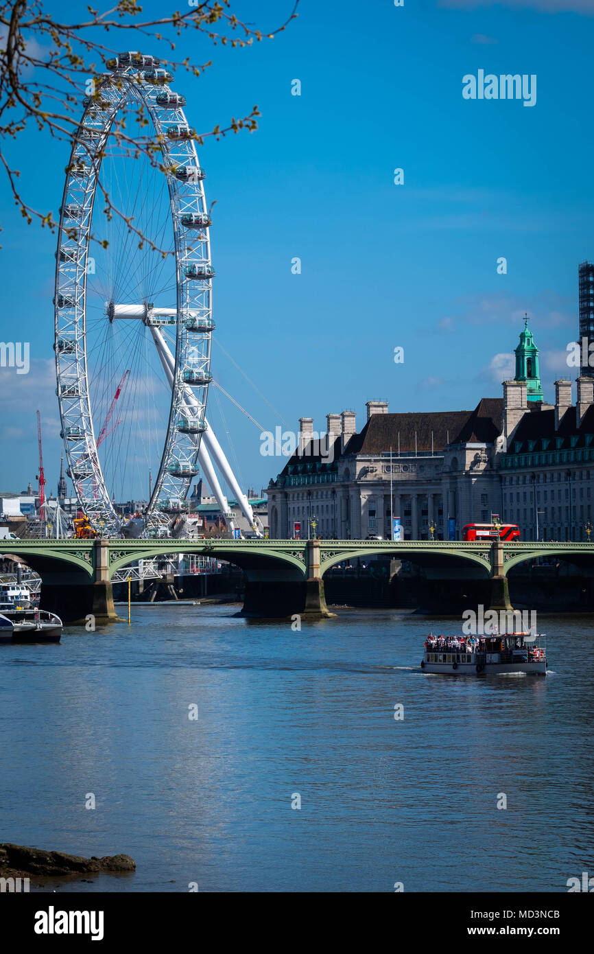 Londres, Royaume-Uni. 18 avr, 2018. Météo France : Bateaux de plaisance sur la Tamise ne Un feu de commerce sur une journée très chaude à Londres Crédit : Tim Ring/Alamy Live News Banque D'Images