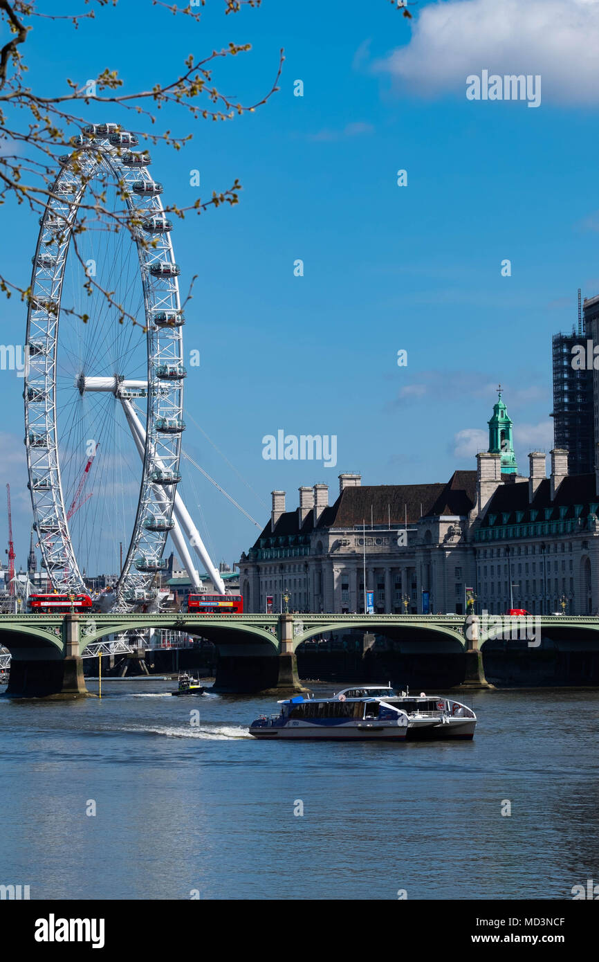 Londres, Royaume-Uni. 18 avr, 2018. Météo France : Bateaux de plaisance sur la Tamise ne Un feu de commerce sur une journée très chaude à Londres Crédit : Tim Ring/Alamy Live News Banque D'Images