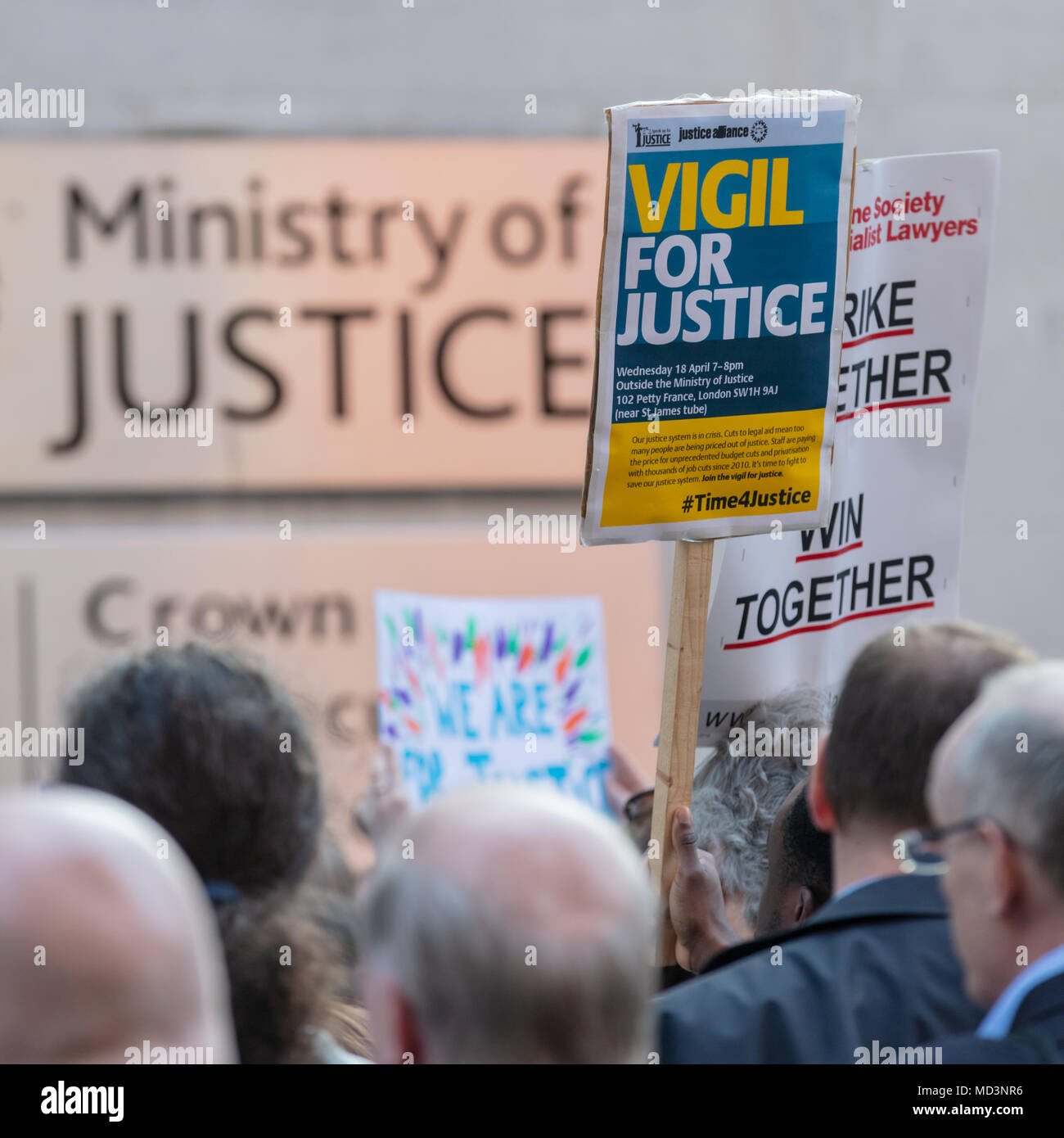 Londres, Angleterre ; 18 avril 2018, Richard Burgon Ombre MP, Secrétaire d'Etat à la Justice s'adresse à la foule à la vigile de la Justice Le ministère de la Justice. Crédit : Ian Stewart/Alamy Live News Banque D'Images