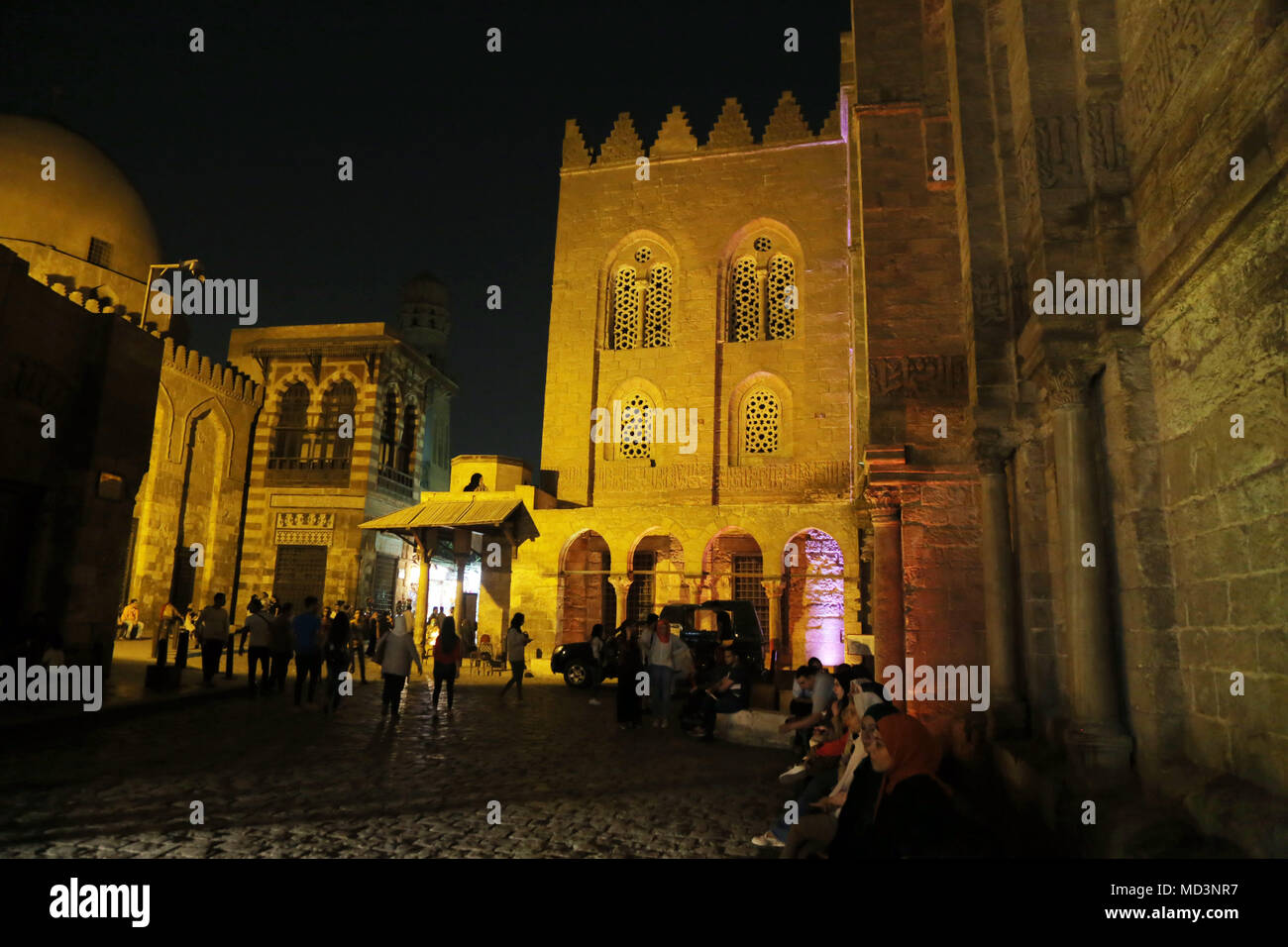 Le Caire, Égypte. 18 avr, 2018. Les gens marchent dans une rue à la Journée du patrimoine mondial dans le Caire historique, l'Egypte, le 18 avril 2018. Le Caire historique est une des plus anciennes villes islamiques du monde. Il a été inscrit sur la Liste du patrimoine mondial de l'UNESCO en 1979. Credit : Ahmed Gomaa/Xinhua/Alamy Live News Banque D'Images