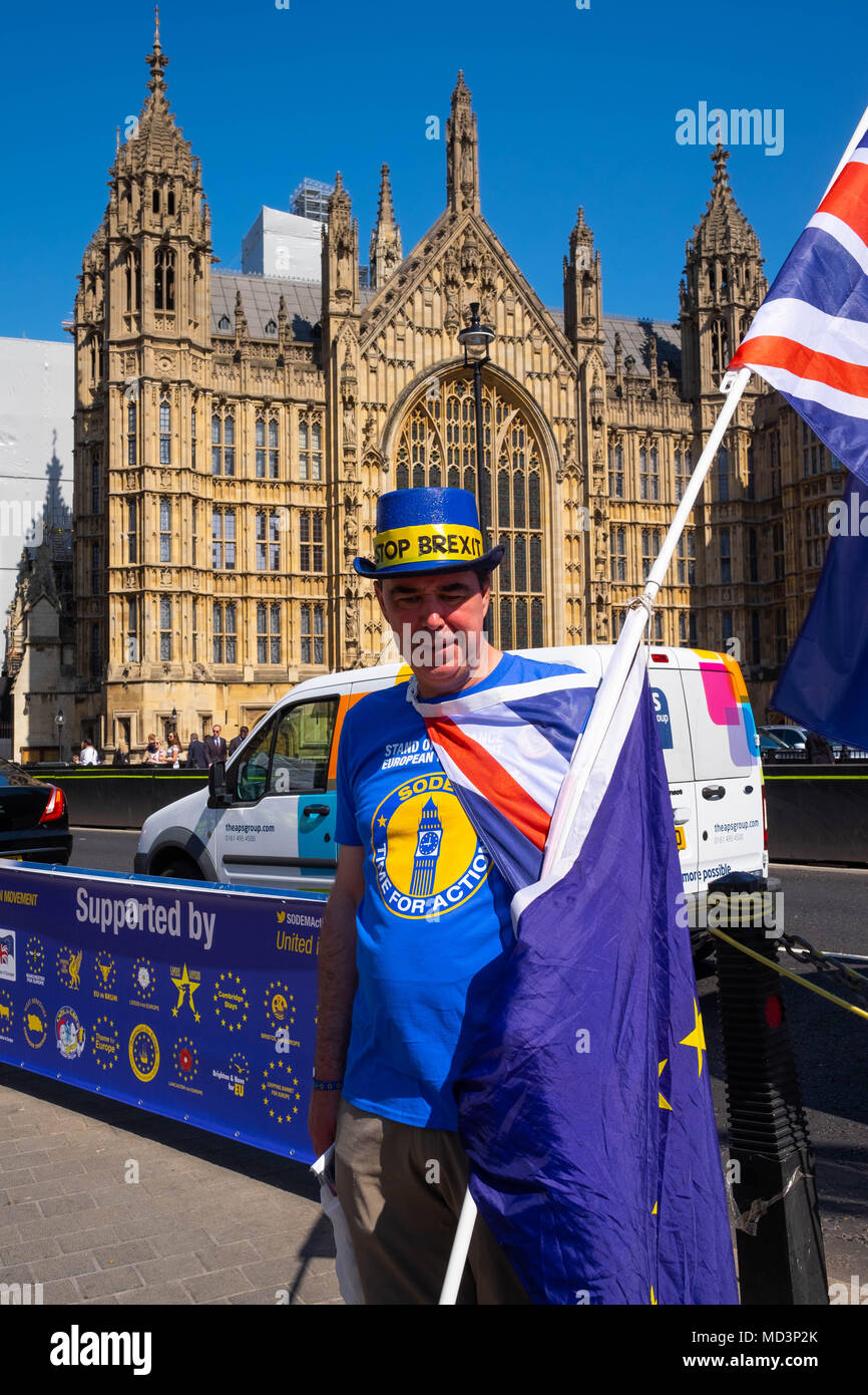 Londres, Royaume-Uni. 18th avril 2018. Le protestant anti Brexit Steve Bray devant les chambres du Parlement à Londres crédit: Tim Ring/Alay Live News Banque D'Images