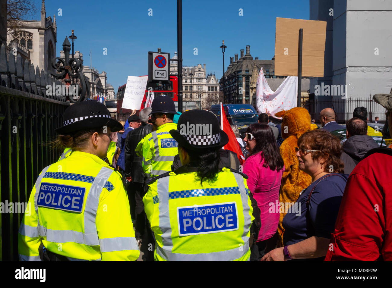 Londres, Royaume-Uni. 18 avr, 2018. Escorte de police un certain nombre de manifestations pacifiques en route pour les Chambres du Parlement à Londres Crédit : Tim Ring/Alamy Live News Banque D'Images