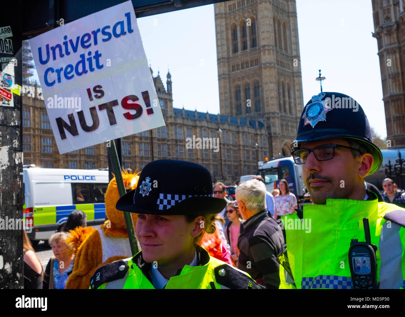 Londres, Royaume-Uni. 18 avr, 2018. Crédit universel protestataires mars pour les Chambres du Parlement avec le slogan du crédit universel est nuts Crédit : Tim Ring/Alamy Live News Banque D'Images