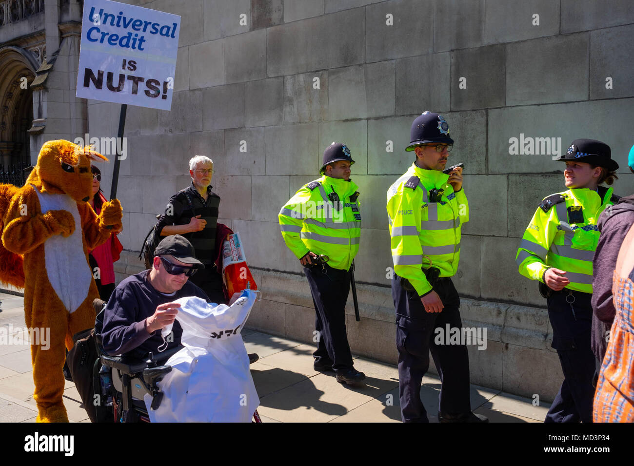 Londres, Royaume-Uni. 18 avr, 2018. Crédit universel protestataires mars pour les Chambres du Parlement avec le slogan du crédit universel est nuts Crédit : Tim Ring/Alamy Live News Banque D'Images