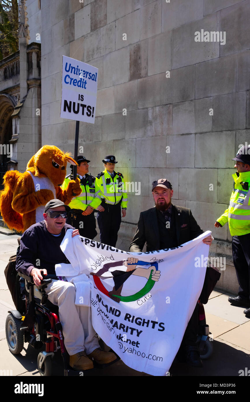 Londres, Royaume-Uni. 18 avr, 2018. Crédit universel protestataires mars pour les Chambres du Parlement avec le slogan du crédit universel est nuts Crédit : Tim Ring/Alamy Live News Banque D'Images