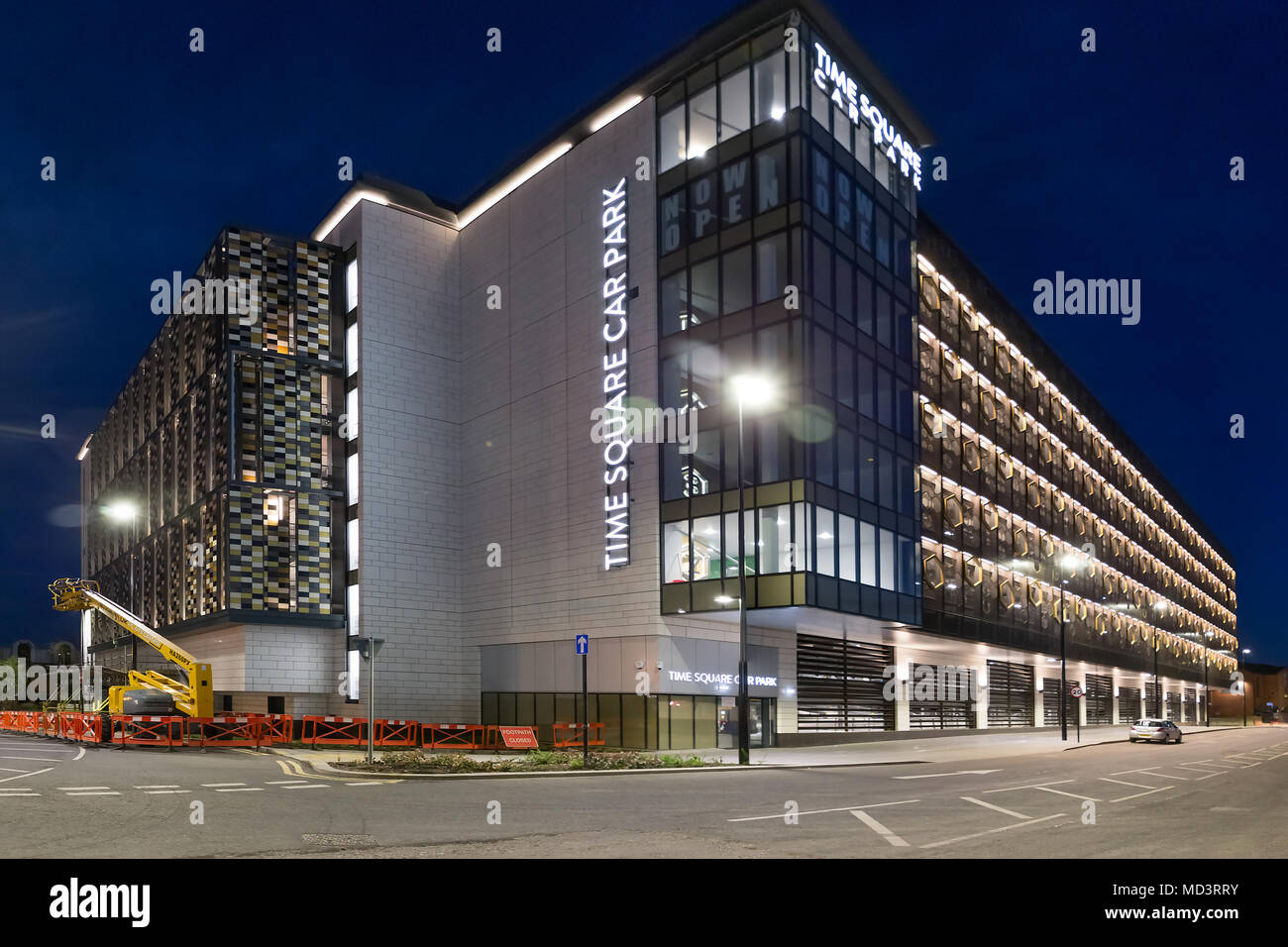 Warrington, Royaume-Uni. 18 avr, 2018. La ville de Warrington Time Square parking à étages pourrait être nommé construction de la décennie après avoir été sélectionné pour ce soir le nord-ouest de la BBC "Bâtiment People's Choice Award de la Décennie". Le vote final sera ouverte le vendredi 27 avril et sera fermé le vendredi 3 mai 2018. La ville de Warrington Time Square à plusieurs étages prise au début de la nuit le 18 avril 2018 Crédit : John Hopkins/Alamy Live News Banque D'Images