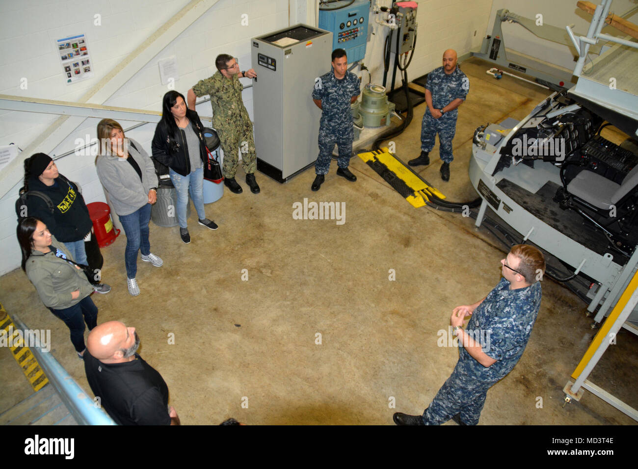 NAVAL AIR STATION JACKSONVILLE - (14 mars 2018) l'Aviation Mécanicien structurels 2e classe Joe Taylor de Scottsville, Ky., un instructeur pour le mécanicien structurels de l'aviation et des cours de formation professionnelle initiale, parle avec des éducateurs de South Texas à la Paul F. Nelson Centre de formation d'hélicoptère au cours de recrutement pour la Marine quartier San Antonio éducateurs annuel de la visite d'orientation (soupape de sécurité). La soupape de commande est un programme de recrutement de la marine avec un objectif principal d'éducateurs montrant les diverses facettes de la Marine et les nombreux cheminements de carrière pour les étudiants. Mécanique des structures de l'aviation avion maintenir un Banque D'Images