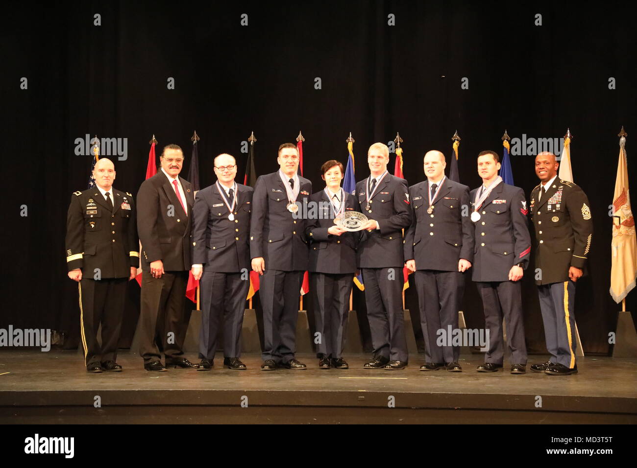 La Garde côtière canadienne de l'équipe a été reconnu comme le runner up de l'équipe culinaire de l'année Mar. 16 à l'exercice de formation culinaire (JCTE), Fort Lee, en Virginie pour être l'équipe de l'année, ils étaient tenus d'entrer dans sept catégories distinctes. Le prix a été présenté par le brig. Le général Rodney Fogg, quartier-maître général de l'armée américaine, le président de la Fédération culinaire américaine Stafford Decambre commande et le Sgt. Le Major Sean Rice, sergent-major de commandement du quartier-maître. La 43e assemblée annuelle JCTE commencé 10 mars au MacLaughlin centre de remise en forme et se poursuit jusqu'à 15 mars. L'exercice, administré par le Centre Culinaire mixte Banque D'Images