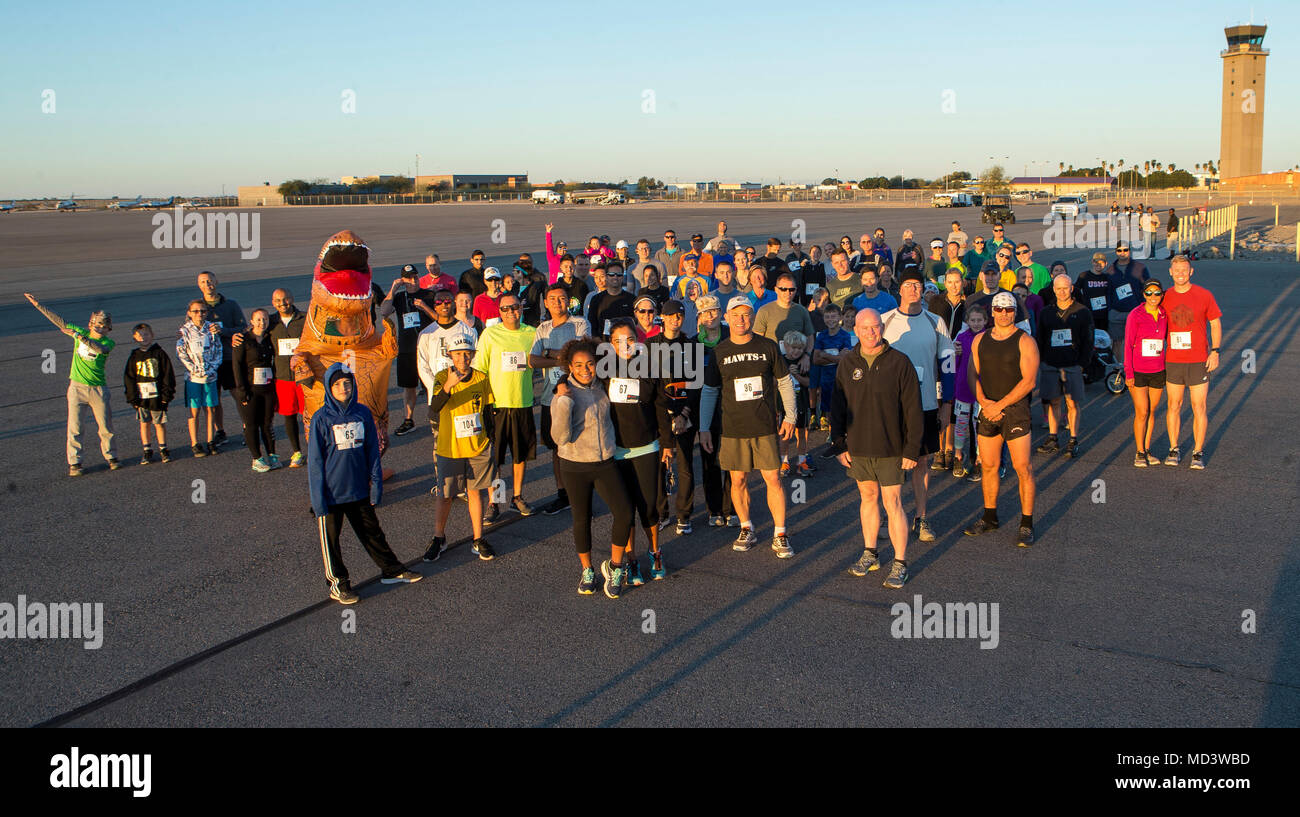 Les Marines américains et les civils participent à une course de 5 km sur le Marine Corps Air Station Yuma flightline pendant l'interprétation de l '2018 piste 5k Fun Run' au MCAS Yuma (Arizona), le 17 mars. MCAS Yuma et Marine Aviation armes et tactiques 1 l'Escadron a accueilli la course. À la fin de la course, le Commandant d'MAWTS-1, le Colonel James B. Wellons, a fait don d'un chèque à l''Semper Fi Fonds". (U.S. Marine Corps photo par le Cpl. Nathaniel S. McAllister/libérés) Banque D'Images