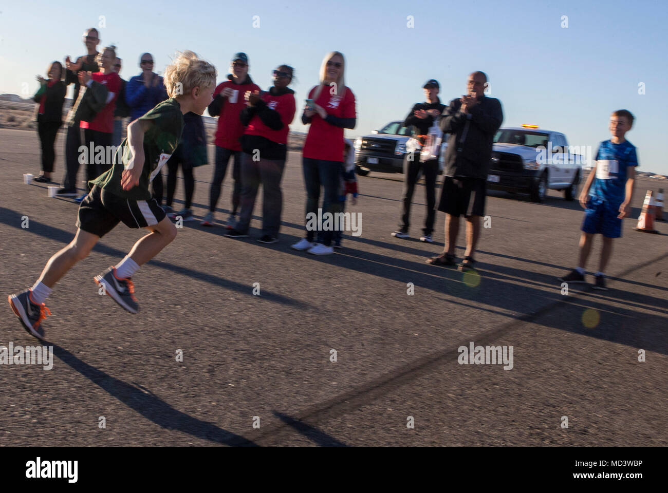 Les Marines américains et les civils participent à une course de 5 km sur le Marine Corps Air Station Yuma's flightline pendant l'interprétation de l '2018 piste 5k Fun Run' au MCAS Yuma (Arizona), le 17 mars. MCAS Yuma et Marine Aviation armes et tactiques 1 l'Escadron a accueilli la course. À la fin de la course, le Commandant d'MAWTS-1, le Colonel James B. Wellons, a fait don d'un chèque à l''Semper Fi Fonds". (U.S. Marine Corps photo par le Cpl. Nathaniel S. McAllister/libérés) Banque D'Images