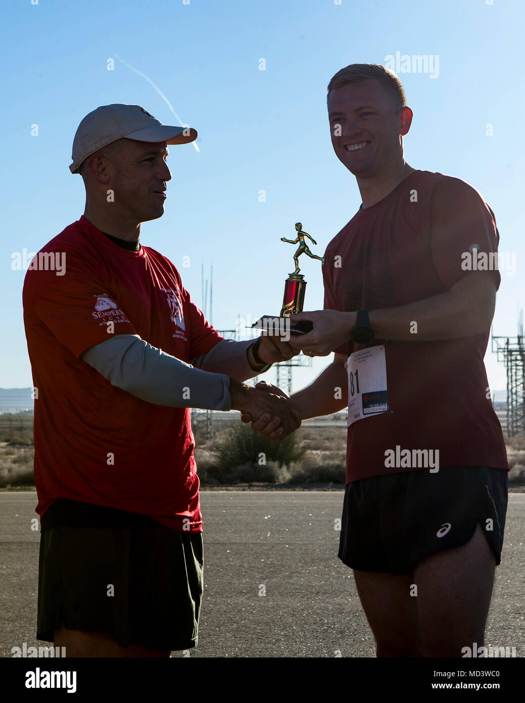 Les Marines américains et les civils participent à une course de 5 km sur le Marine Corps Air Station Yuma's flightline pendant l'interprétation de l '2018 piste 5k Fun Run' au MCAS Yuma (Arizona), le 17 mars. MCAS Yuma et Marine Aviation armes et tactiques 1 l'Escadron a accueilli la course. À la fin de la course, le Commandant d'MAWTS-1, le Colonel James B. Wellons, a fait don d'un chèque à l''Semper Fi Fonds". (U.S. Marine Corps photo par le Cpl. Nathaniel S. McAllister/libérés) Banque D'Images