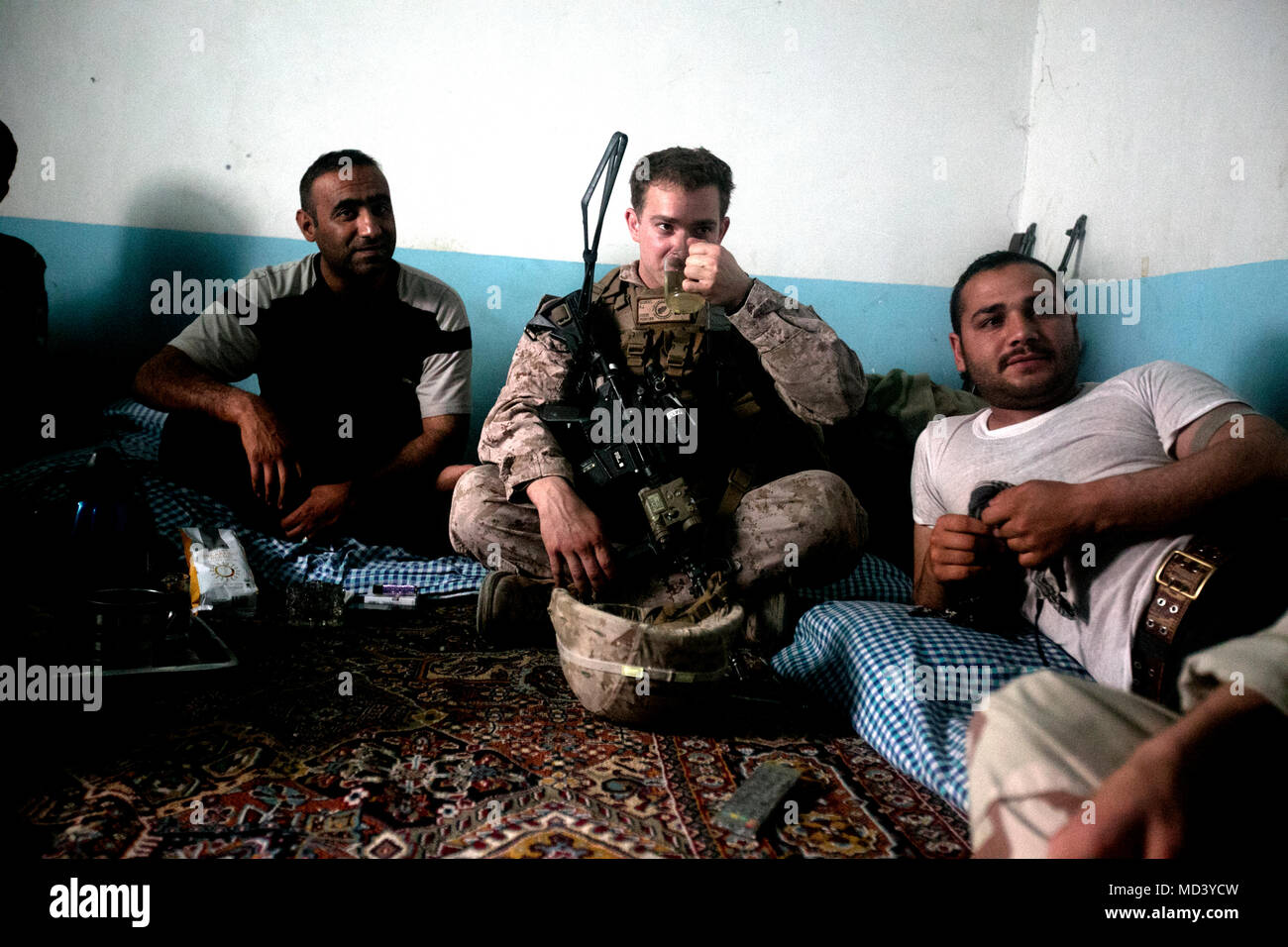 Un groupe de travail avec des marines sud-ouest boissons chai avec les policiers de la Zone de 505ème de la Police nationale afghane (PNA) au cours d'une patrouille de sécurité à proximité de l'Aérodrome de Bost, le 12 mars 2018. La rencontre a renforcé l'engagement à aider les opérations de combat constant au cours de l'ANP dans les provinces de Nimroz et de Helmand. (U.S. Marine Corps photo par le Sgt. Sean J. Berry) Banque D'Images