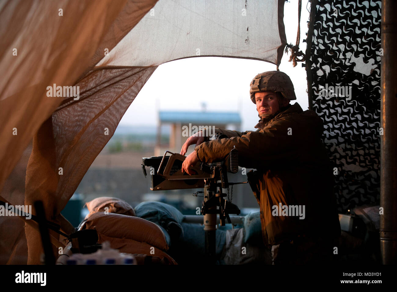 Un groupe de travail avec des marines sud-ouest mans son poste sur l'Aérodrome de Bost, le 15 mars 2018. Les Marines ont aidé à assurer la sécurité le long de la Zone de 505ème de la Police nationale afghane (PNA) pour aider la PNA maintenir un haut niveau de sensibilisation alors que des opérations de combat au cours de l'opération Maiwand XII dans la province de Helmand. (U.S. Marine Corps photo par le Sgt. Sean J. Berry) Banque D'Images