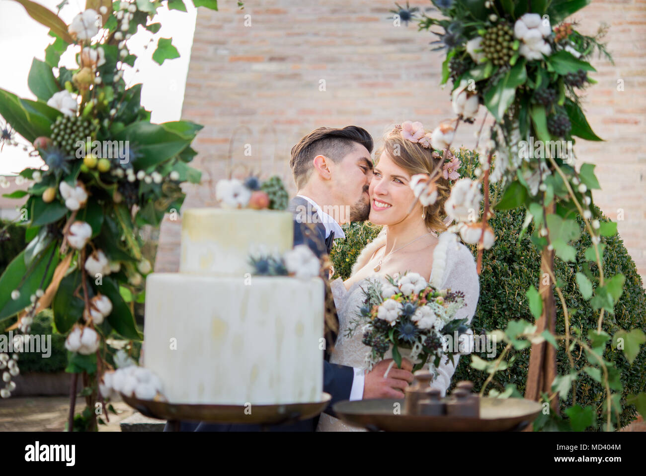 Portrait de la jeune mariée et le jeune marié avec gâteau de mariage Banque D'Images