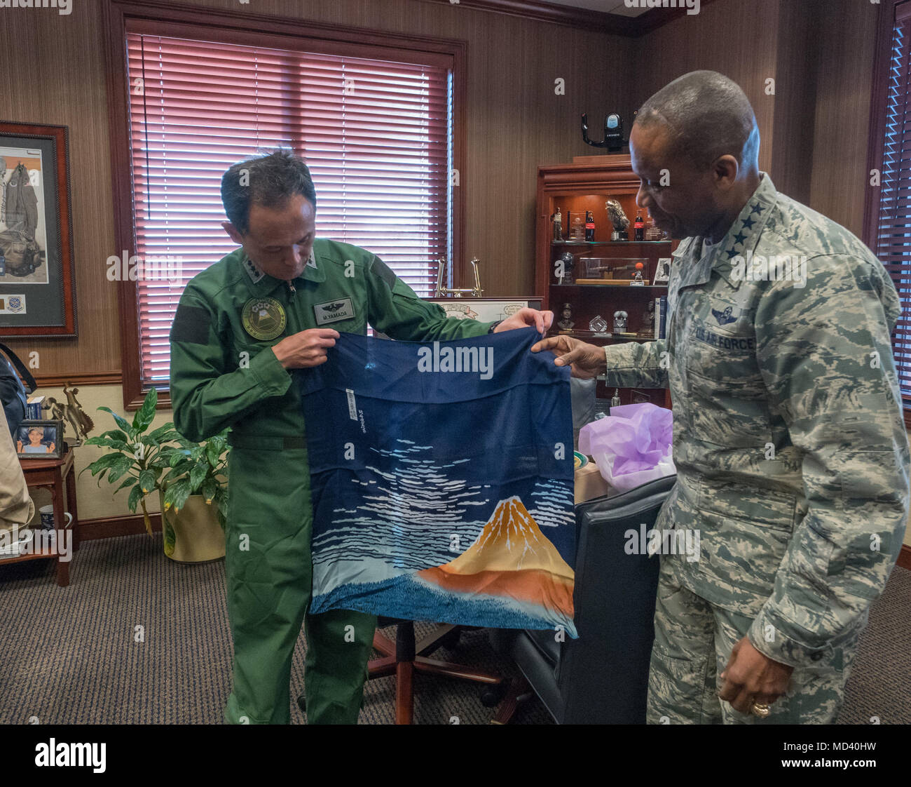 Air Force Gen. Darren W. McDew, commander, U.S. Transportation Command, et le lieutenant général Masashi Yamada, commandant, Commandement du soutien aérien, Japan Air Self Defense Force, échanger des cadeaux lors de la visite de l'USTRANSCOM Yamada, Scott Air Force Base, Texas, le 15 mars 2018. Yamada a mis en évidence un tissu de soie décoratif qui est utilisé comme emballage pour des cadeaux traditionnels. La visite honore la relation bilatérale de longue date avec le Japon, un allié de l'Indo-Pacifique critique aux États-Unis. (Photo par le sergent. Suguitan Oz, l'USTRANSCOM/AP) Banque D'Images