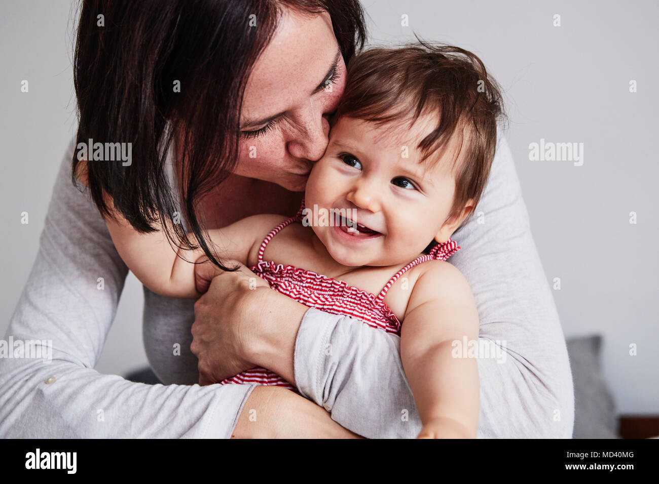 Portrait de mère, serrant sa petite fille Banque D'Images