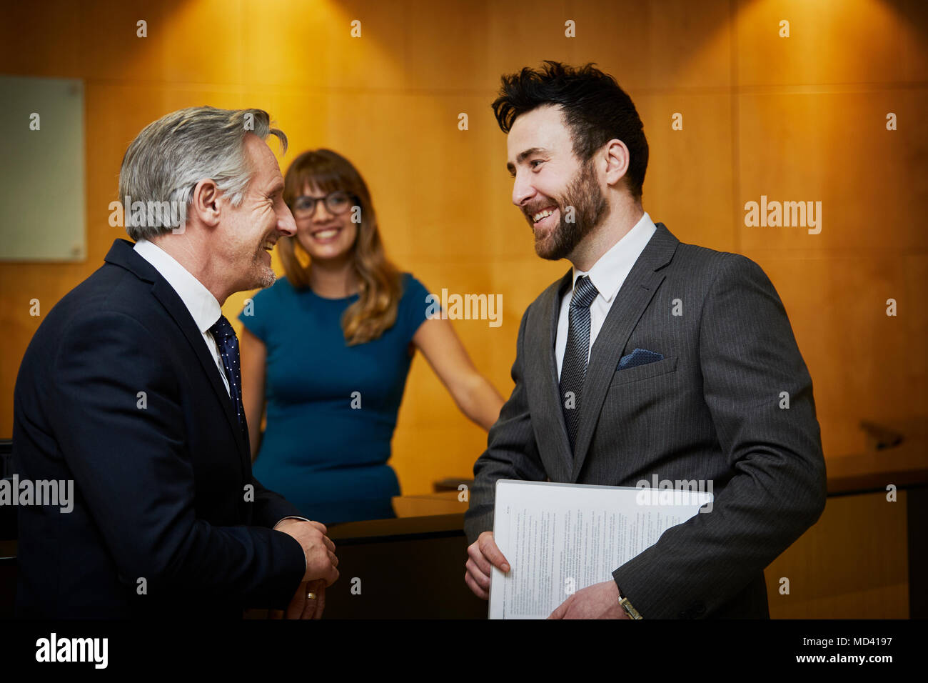 Deux businessmen meeting en réception Banque D'Images