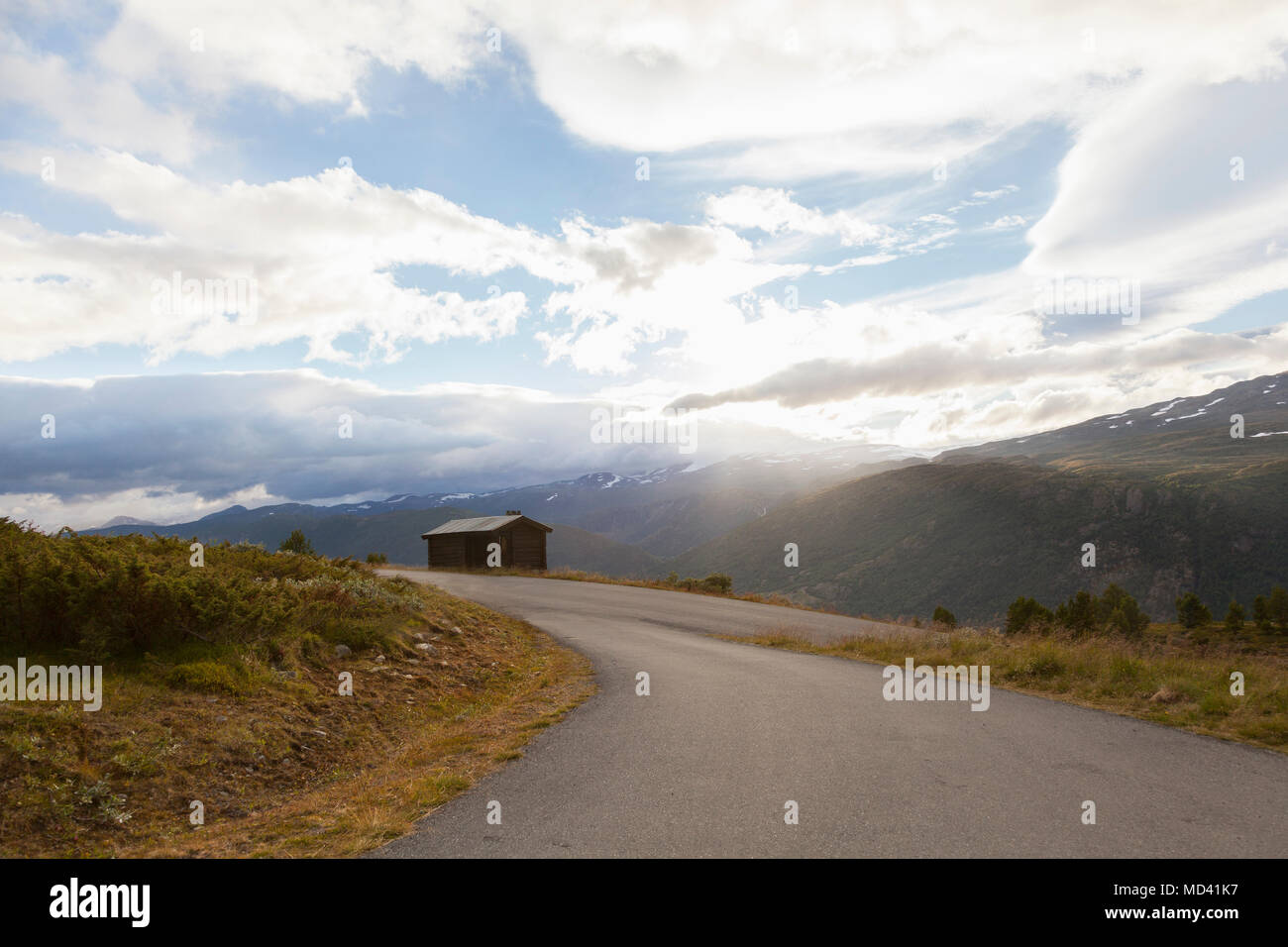 Route rurale ensoleillée dans paysage de montagne, le parc national de Jotunheimen, Lom, Oppland, Norvège Banque D'Images