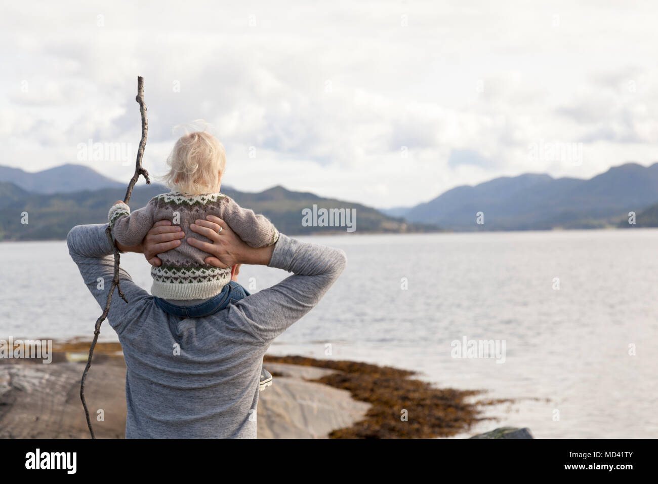 Homme et fils à out chez fjord, Aure, More og Romsdal (Norvège) Banque D'Images