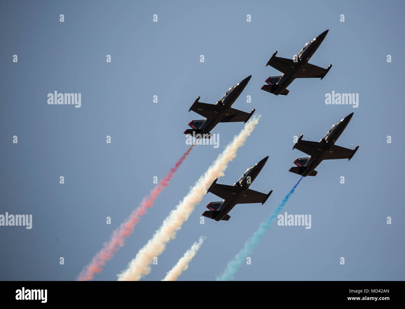 La Yuma 2018 Pavillon de l'aéronautique, les Patriotes Jet Team, effectuer une démonstration aérienne acrobatique pour les spectateurs au cours de l'Airshow Yuma 2018 organisé par Marine Corps Air Station Yuma (Arizona), le samedi 17 mars, 2018. Les Patriotes Jet Team, le plus grand jet d'acrobatie aérienne appartenant à des civils dans l'équipe de l'hémisphère occidental, a commencé avec la vision d'une seule personne : Randy Howell. Alimenté par passion pour l'aviation depuis l'enfance, il est devenu Howell a pour mission de créer un six-jet de l'équipe de démonstration de précision qui pourrait divertir, inspirer et éduquer. L'airshow est MCAS Yuma's seulement militaire de l'aéronautique de l'année et fournit des t Banque D'Images