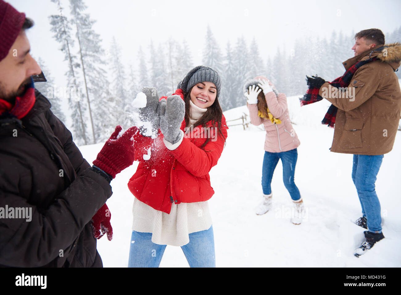 Les amis jouent dans la neige Banque D'Images