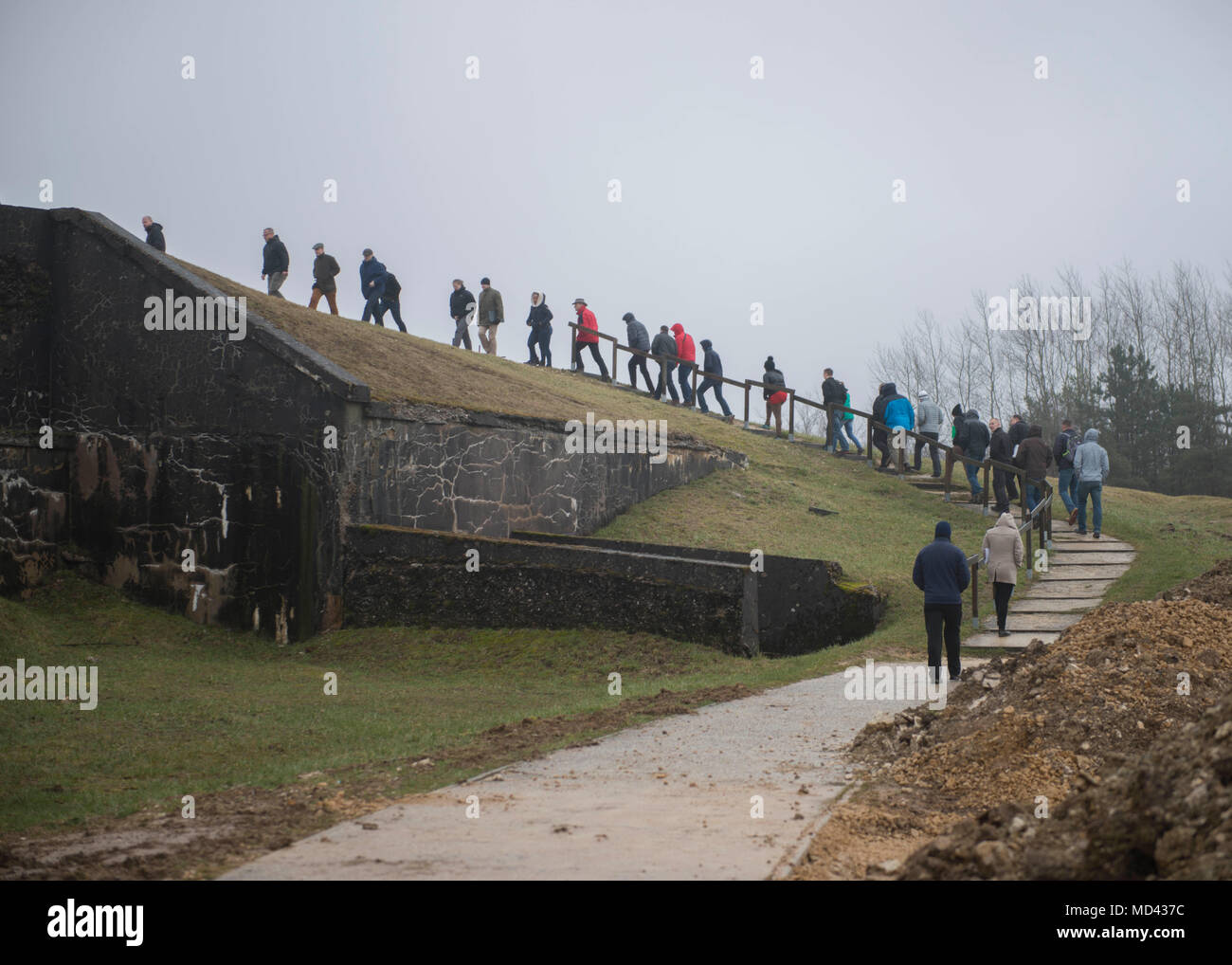Le 2018 Spring Company Commanders Staff Ride du commandant général était un programme de développement professionnel de l'armée des États-Unis mené du 12 au 14 mars 2018 sur les sites de bataille de la première Guerre mondiale près de Liège, en Belgique, et de Verdun, en France. L'image d'archive documente les officiers subalternes menant des études de terrain sur le champ de bataille et examinant les développements tactiques et l'implication des forces expéditionnaires américaines pendant la première Guerre mondiale Banque D'Images